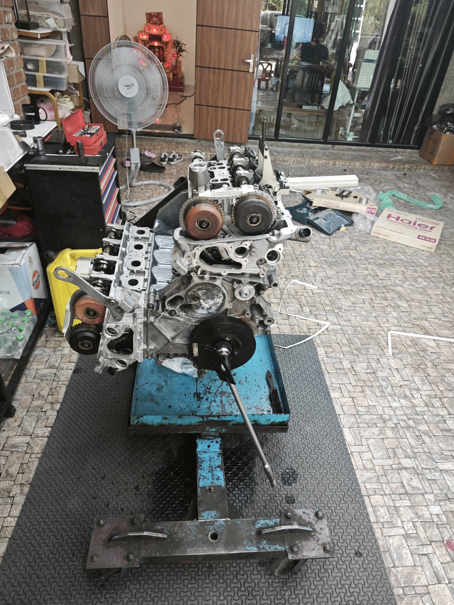 Engine lifted onto the repair stand