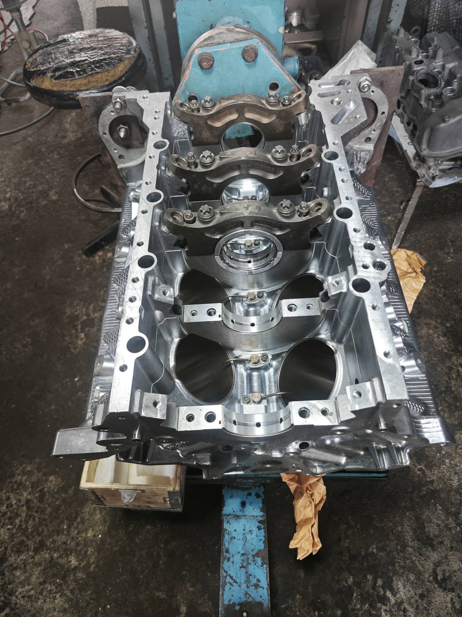 V-engine block bottom-end assembly