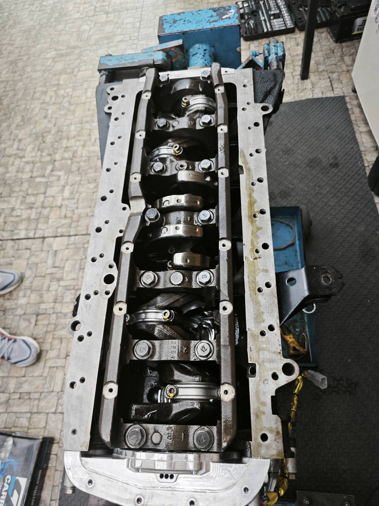 Modern cylinder head with camshafts and chain